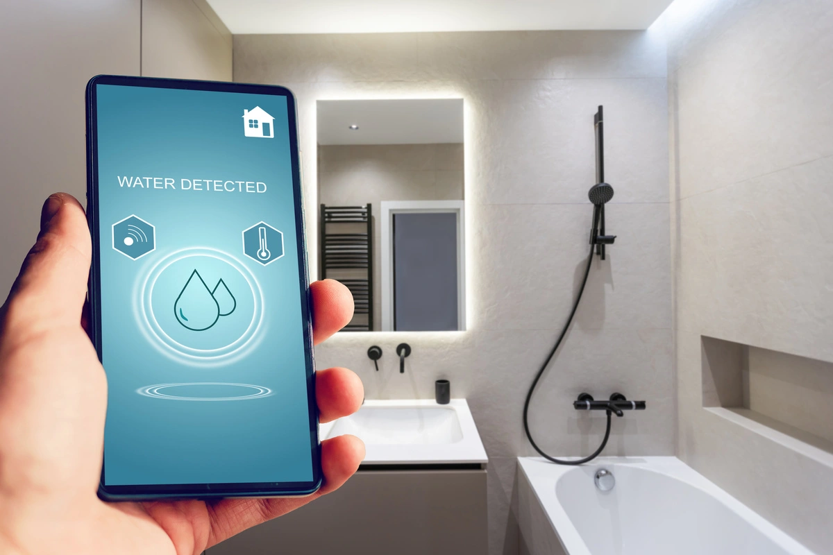 Application mobile détectant une fuite d'eau dans une salle de bain moderne