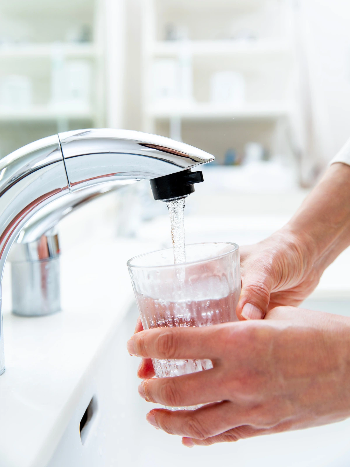 installation d'adoucisseur d'eau pour une eau filtrée et douce sortant du robinet