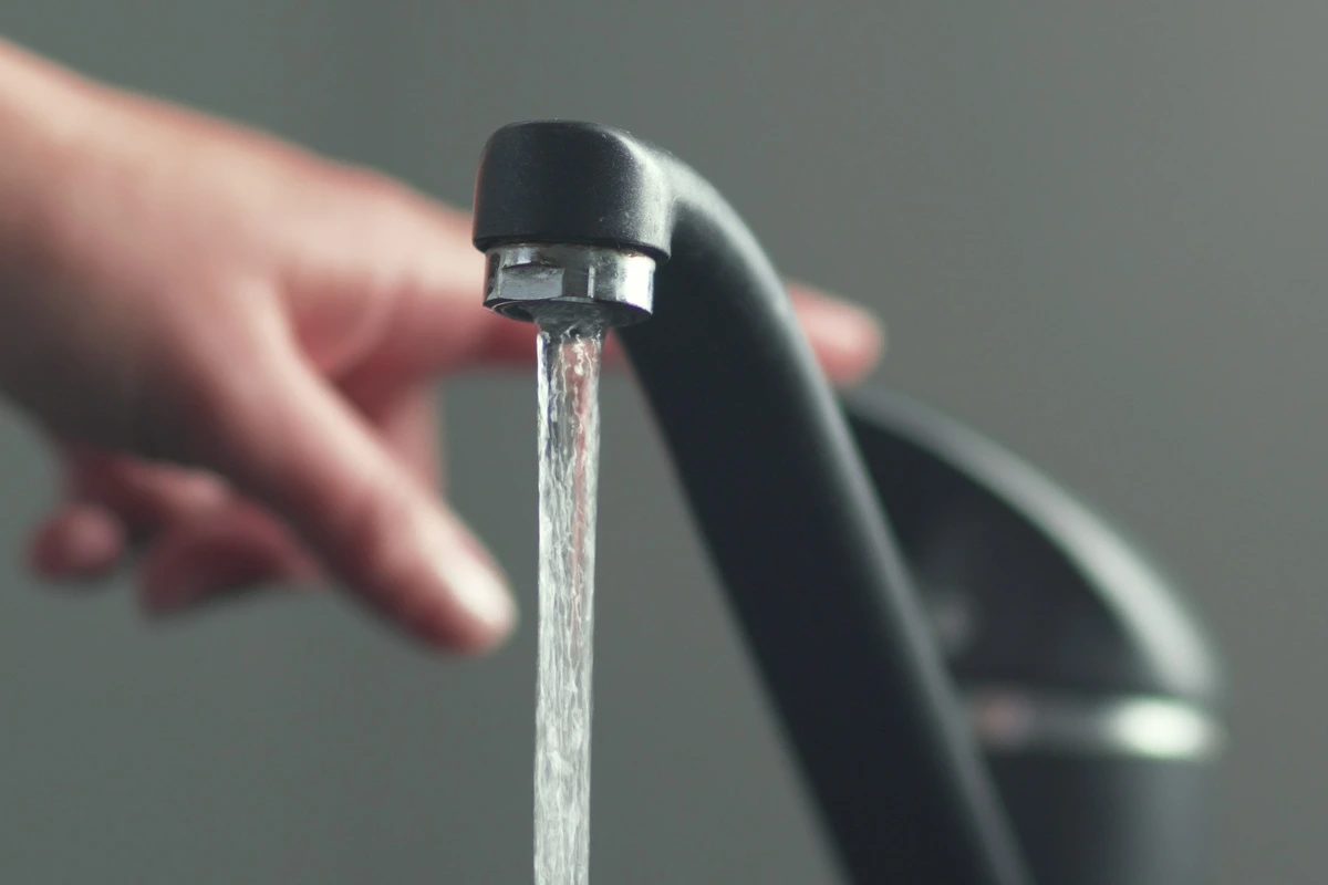 Robinet ouvert avec eau qui coule, installation par un plombier à Montpellier